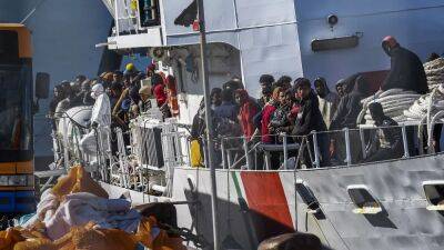 Сицилия приняла за сутки сотни мигрантов