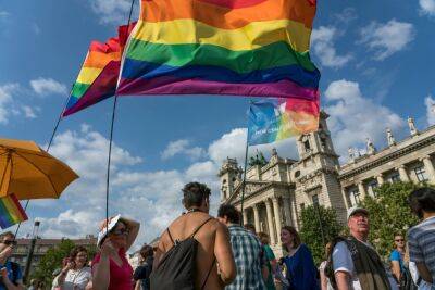 Новый венгерский закон: сообщать органам власти об ЛГБТ-парах с детьми