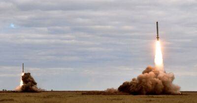Копят ракеты к осени: эксперт спрогнозировал срок массированных ударов ВС РФ по Украине (видео)