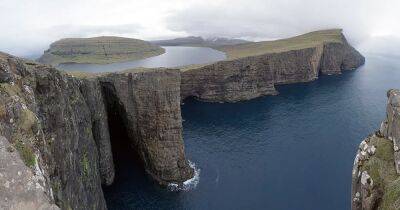 Парит над океаном. Удивительное озеро на Фарерских островах возвышается над волнами