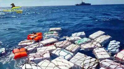 У берегов Италии из моря выловили 2 тонны кокаина стоимостью €400 млн