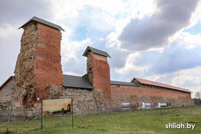 В Кревском замке с наступлением весны продолжились активные реставрационные работы
