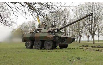 Снайпер на быстрых колесах: глава Минобороны Украины показал колесные танки AMX-10