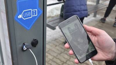 "Узкомназорат" предупредил узбекистанцев об опасности использования бесплатных станций для зарядки мобильных телефонов