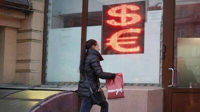 Эксперты оценили введение лимита на покупку валюты в рамках сделок уходящих фирм