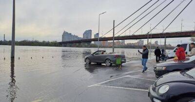 Наводнение в Киеве: владелец кабриолета Volkswagen ловил рыбу прямо из авто (фото)