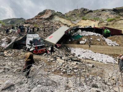 Массивный оползень в Пакистане засыпал грузовики у границы с Афганистаном, два человека погибли