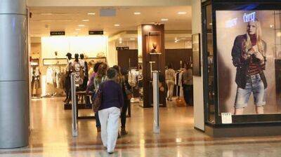 Праздник не помог: продажи в торговых центрах рухнули на 10%