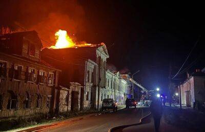 В Ржеве тушили крупный пожар в заброшенном старинном особняке