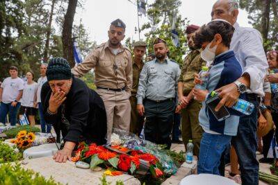 В День памяти некоторые семьи погибших солдат отказываются идти на кладбища