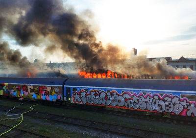 На вокзале в Брно горели три вагона и локомотив - vinegret.cz - Чехия - Брно
