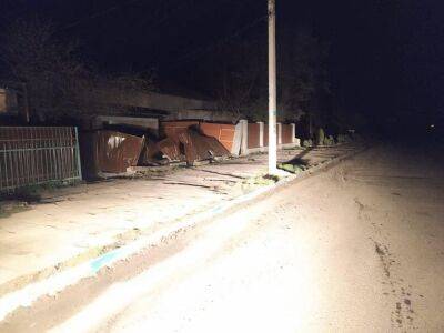 В Балте Подольского района Одесской области водитель Mercedes протаранил забор и скрылся с места происшествия