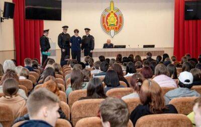 В Беларуси перед подростками провели показательный арест их сверстника