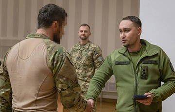 Буданов вручил награды бойцам спецназа, которые штурмовали Змеиный