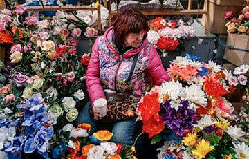 Экологи просят белорусов отказаться от покупки искусственных цветов на Радуницу