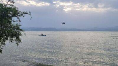 Молодой человек пропал во время купания в Кинерете, его ищет полиция и спасатели
