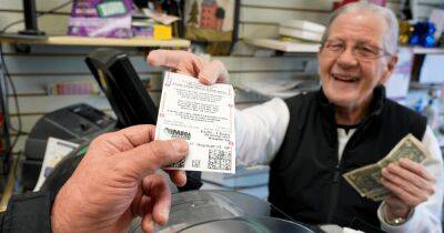 Сорвал второй джекпот за 3 месяца: мужчина выиграл в лотерею 1 млн долларов