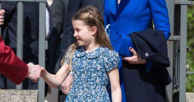 принц Уильям - Кейт Миддлтон - принц Джордж - принц Луи - принцесса Шарлотта - Кэти Николл - Вдохновение на весну. Топ-3 образов принцессы Шарлотты в голубом - focus.ua - Украина