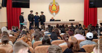 В Беларуси учащихся колледжа напугали показательным арестом в актовом зале (фото)