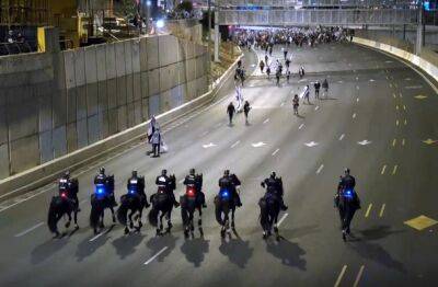 Беспорядки в Тель-Авиве: полиция применила водометы на перекрытом шоссе Аялон