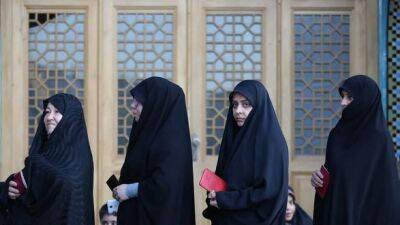 В Иране двух женщин, на которых напали с йогуртом, арестовали за отказ носить хиджаб