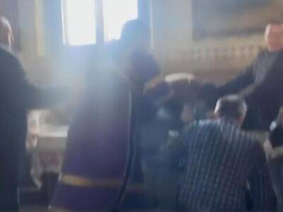 В сети распространили видео потасовки между священником и военным. Полиция открыла уголовное производство