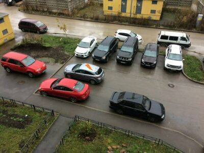 Как не нужно парковать машины во дворах