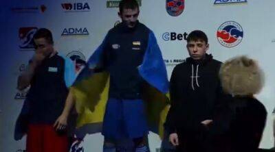 "Что творится?": у украинского боксера отобрали флаг на соревнованиях, кадры