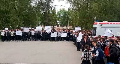 В Бишкеке после митинга учились гимназии уволили всех педагогов учебных заведений
