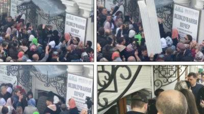 Столкновения и сломанные роллеты в Лавре: полиция задержала четырех хулиганов