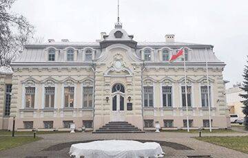 На территорию посольства Беларуси в Вильнюсе бросили горящий предмет