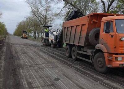 Уже не ямочный ремонт: на Харьковщине восстанавливают дорогу (фото)