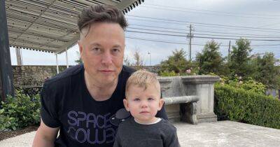 Илон Маск показал подросшего сына от певицы Граймс на конференции в Майами