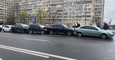 В Киеве произошло массовое ДТП с участием восьми автомобилей (фото)