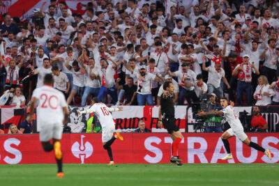 Севилья разгромила Манчестер Юнайтед в ответном матче 1/4 финала Лиги Европы