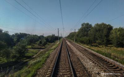 На железнодорожном переезде в Тверской области товарный поезд протаранил трактор