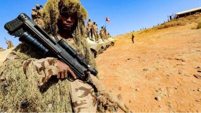 Более 300 военнослужащих ВС Судана бежали в Чад, опасаясь войны