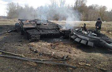 Украинские десантники подбили из Javelin российский танк Т-90 с минным тралом