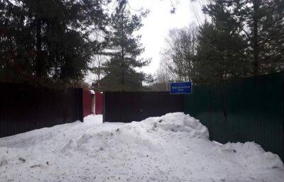 В Осташковском округе дорогу к Селигеру незаконно перегородили забором