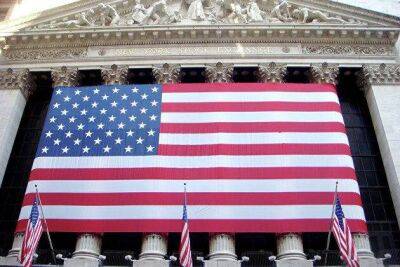 Американские фондовые индексы снижаются в ходе торговой сессии пятницы