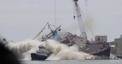 Новый крейсер USS Cleveland рухнул в воду: в ВМС США пояснили причину неудачного спуска (видео)