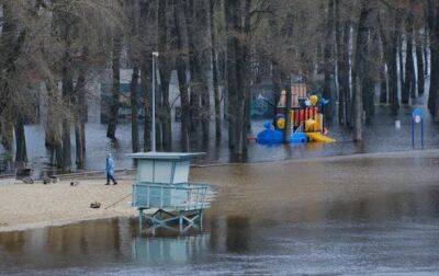 В Киеве ускорилось снижение уровня воды