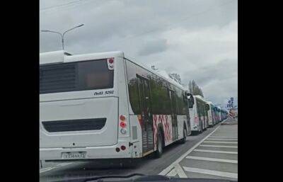 В Белгороде началась массовая эвакуация: тысячи автобусов срочно вывозят людей. Видео