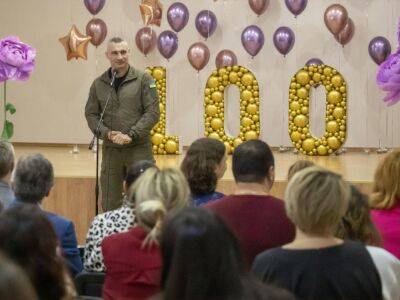 Кличко посетил киевскую школу №57, чтобы поздравить учителей и учеников со 100-летием учебного заведения
