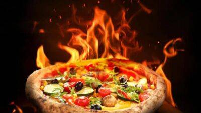 Официант решил эффектно подать пиццу - и сжег ресторан: 2 человека погибли