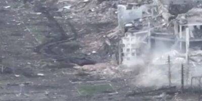 Украинские морпехи показали, как уничтожили российский танк Т-80, который пытался от них скрыться
