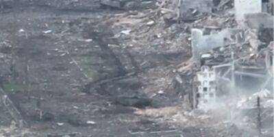 Украинские морпехи уничтожили российский танк с экипажем — видео