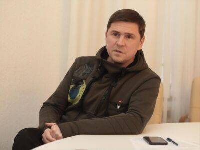 Подоляк назвал Пескова "человеком-попугаем" и предложил ему "не допустить НАТО" в Финляндию