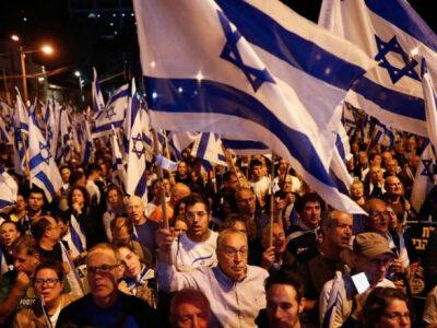 В Израиле жители вышли на протесты против судебной реформы накануне 75-й годовщины независимости