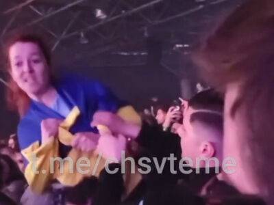 В Молдове на концерте Noize MC охранники изымали у зрителей флаги Украины